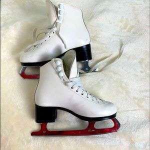 Figure skates CELEBRITY brand LEATHER like new INCLUDES ACCESSORIES!!!